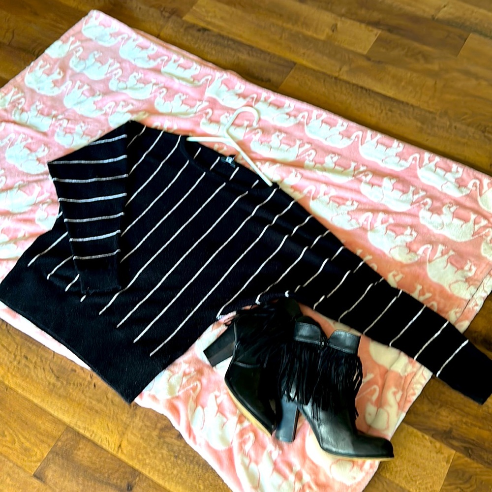 This is GBG black and white beautiful sweater barley worn